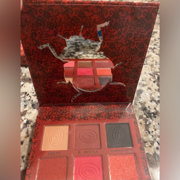 Beetlejuice 'I Myself Am Strange and Unusual Eyeshadow Palette X Revolution - Picture 5 of 11